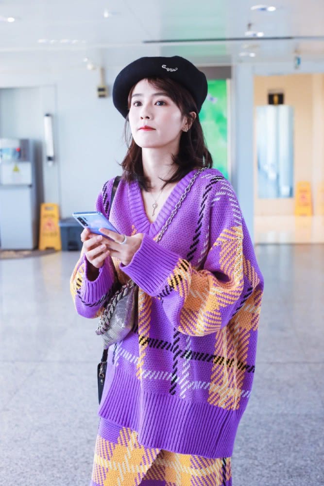 白鹿穿紫色针织套装裙戴贝雷帽,甜美动人