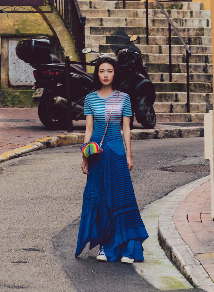 万茜穿一件条纹拼接裙,37岁了却依旧充满少女感