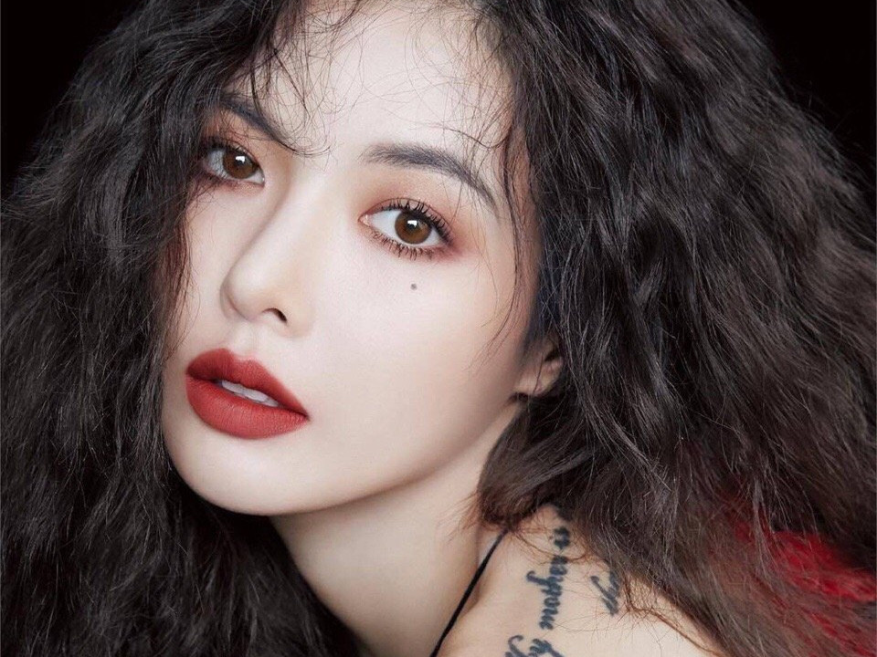 杨丞琳大胆挑战羊毛卷新发型，想不到发型越换越好看