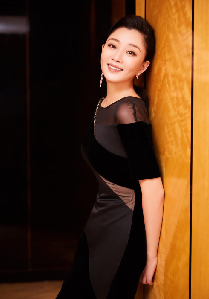 殷桃蓝白羊绒羔短袖青春可爱,搭配粉色大发卡十分少女