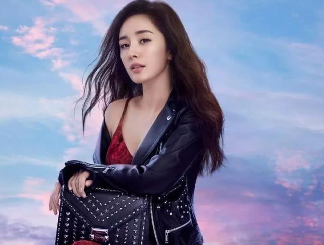 33岁女仆装的杨幂,在51岁身穿少女裙的她面前,差了一个档次