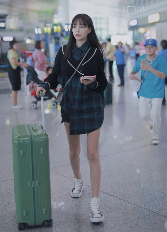 沈梦辰机场街拍:毛衣“半截”也敢穿,这是什么新潮流?