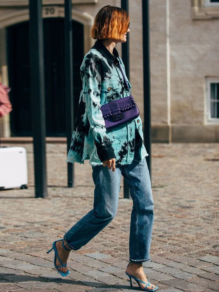 秋天不做“中性色”女孩,看欧美街拍机智亮色教你时尚过秋