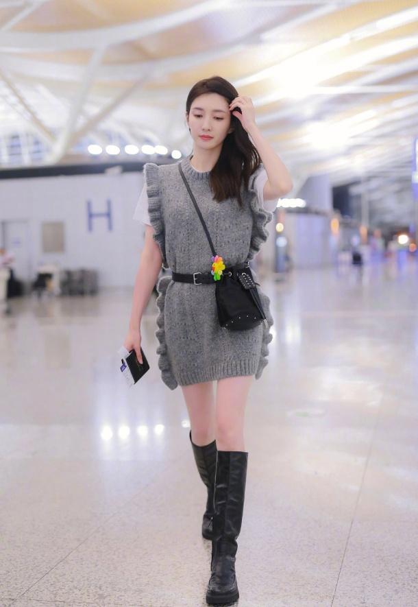 江疏影机场街拍:毛衣裙搭配及膝长靴温柔气质尽显