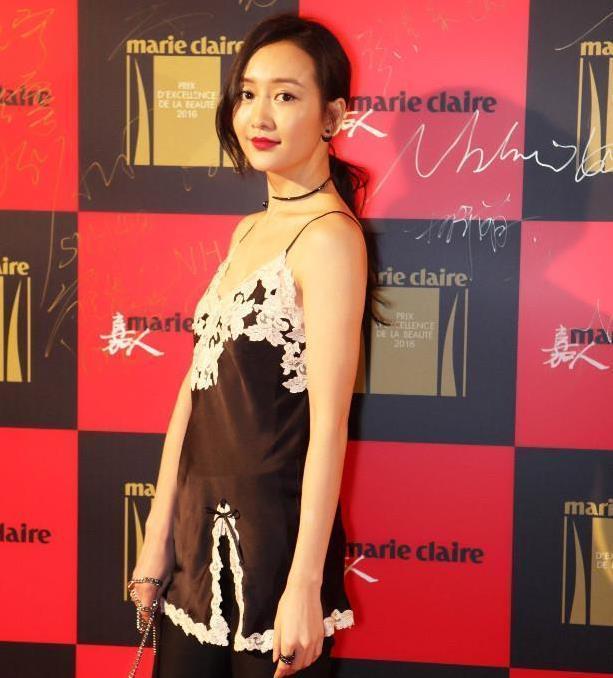 王鸥腿上套圈如此性感,能甩杨幂几条街!