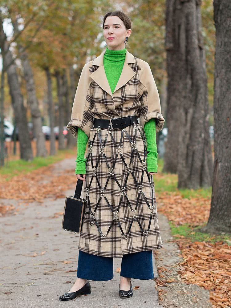 秋天不做“中性色”女孩,看欧美街拍机智亮色教你时尚过秋