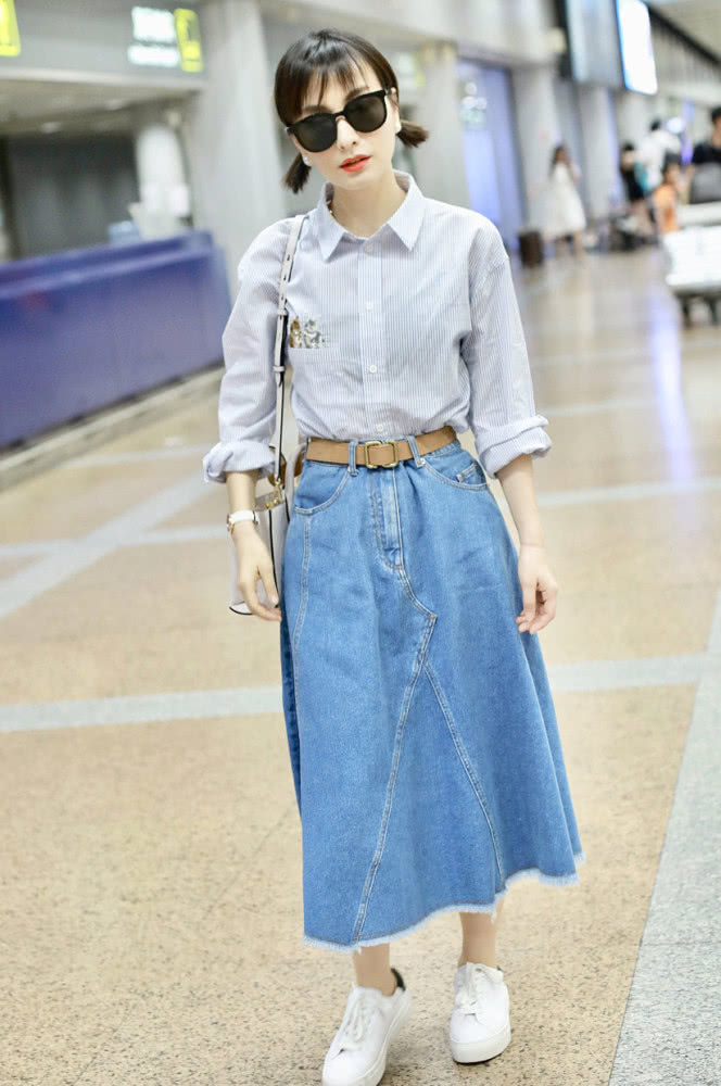 吴昕身穿燕麦色上衣，搭配拼色阔腿裤，时装周之旅秒变大长腿