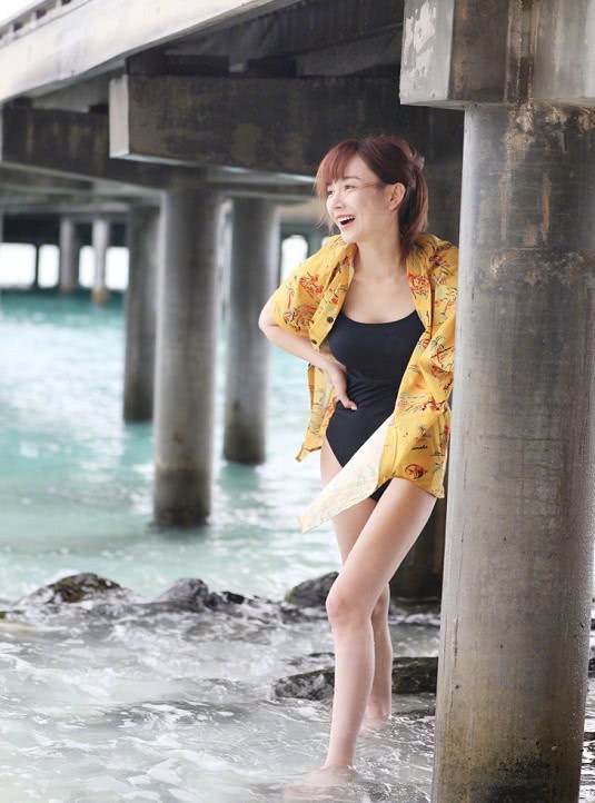 被整容耽误了的张檬,海边晒泳装照,网友:可惜了!