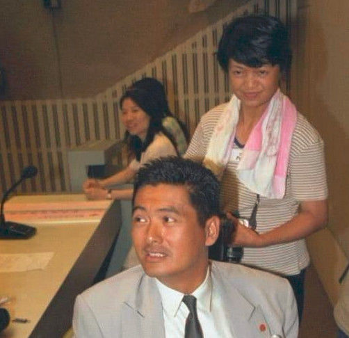 周润发因她被骂惨!外界炮轰发哥对她不近人情,亲姐近照曝光说明一切