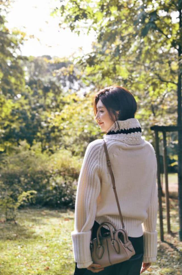 江疏影时尚摩登造型出席时装周，宽松毛衣配短裤，小露超模漫画腿