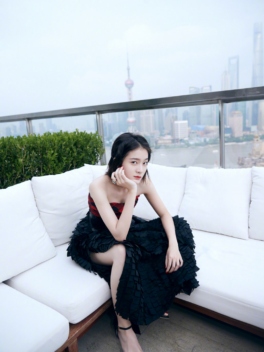 张雪迎两度挑战抹胸裙,一个是小仙女,一个是朋克风!