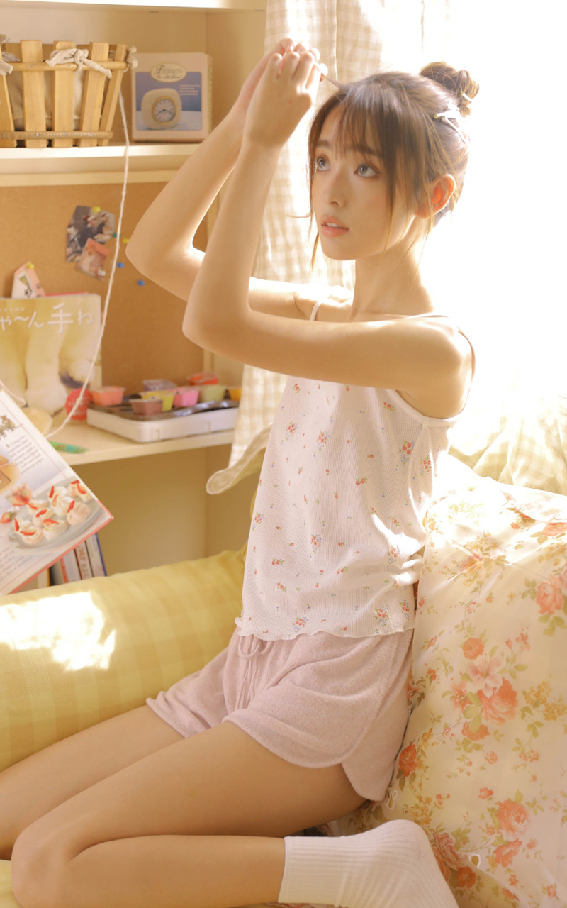 清纯甜美女生丰满诱人美腿写真