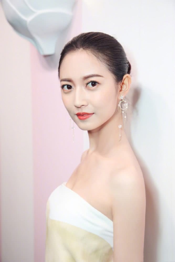 陈钰琪人美任性,别人穿毛衣外套,她却一抹白裙美丽冻人