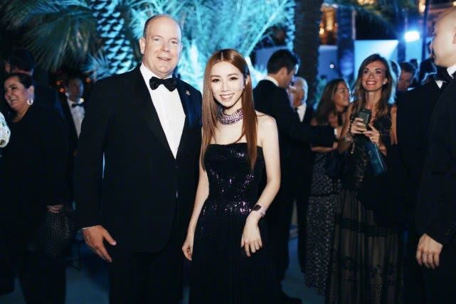 邓紫棋穿抹胸裙现身晚宴,状态好到不真实,艳压同框的外国美女