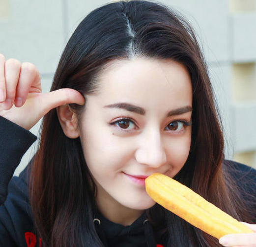 老阿姨们要想利用化妆年轻5岁,这几处别出错