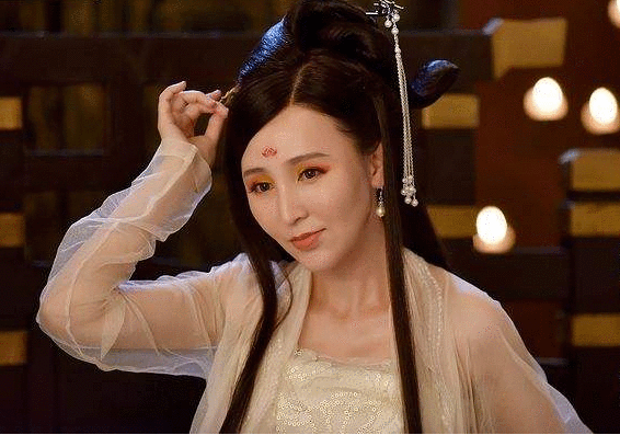 19岁和导演私奔住地下室, 如今老公用整部剧捧她