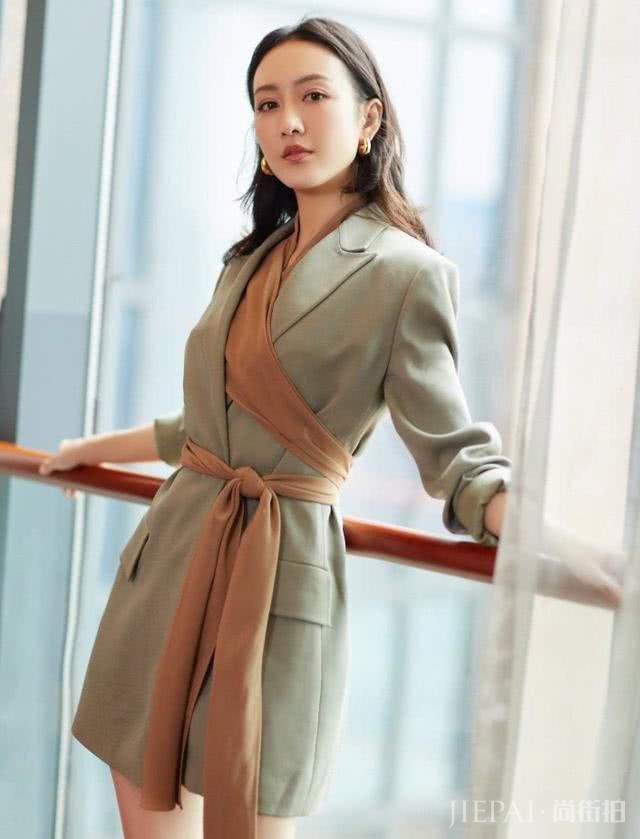 王鸥穿“露胃裙”搭出了黄金身材比例，这个穿法学会了