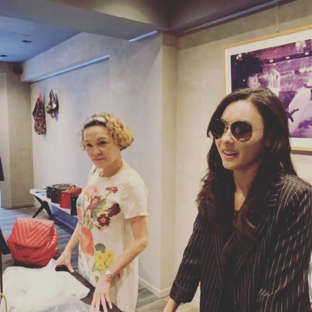 张柏芝晒母女合影为新店造势,张妈妈造型贵气不像专职司机