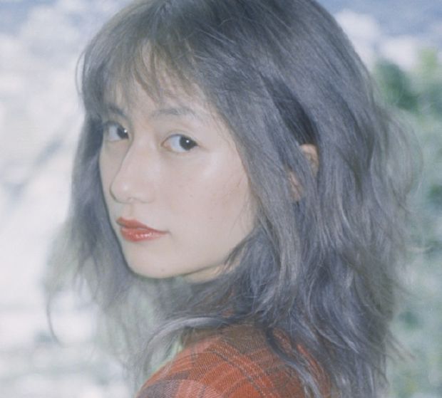 李诞携女友素颜现身,黑尾酱奶奶灰发色搭绿斑点衬衫颜值高