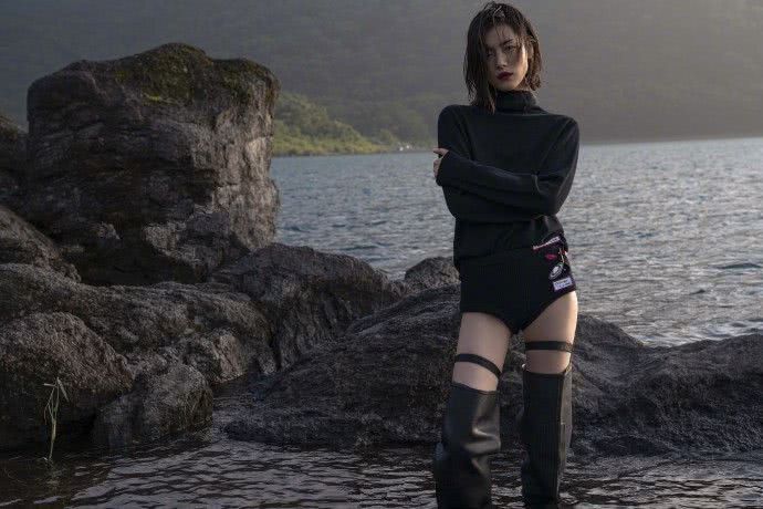 刘雯初秋时尚街拍,高领毛衣配短裤性感又撩人