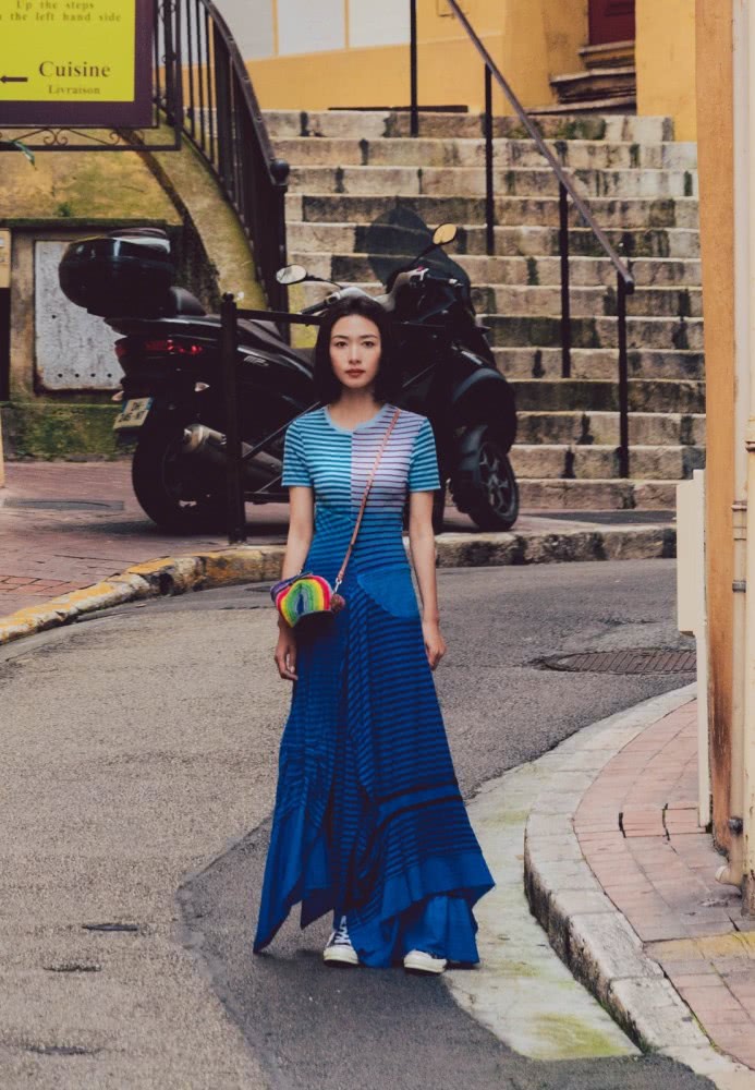 万茜穿拼接条纹裙背彩虹小兔包,美回18岁