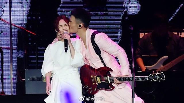 李荣浩太爱杨丞琳了,演唱会明明商量好少互动却忍不住狠狠亲一口
