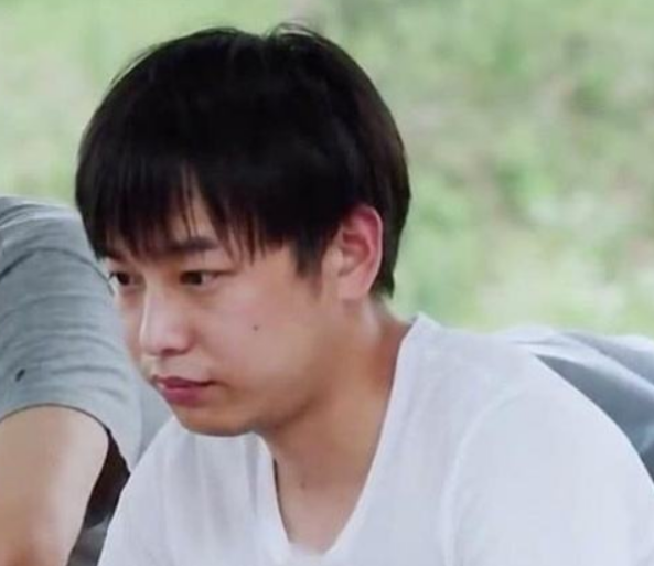 彭昱畅大学期间堪称盛世美颜!被小姐姐包围超幸福,粉丝彻底酸了