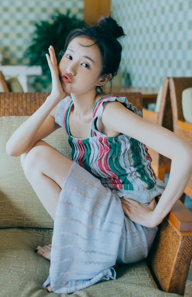 李一桐最新造型,溢出屏幕的少女感,粉色纱裙灵动飘逸