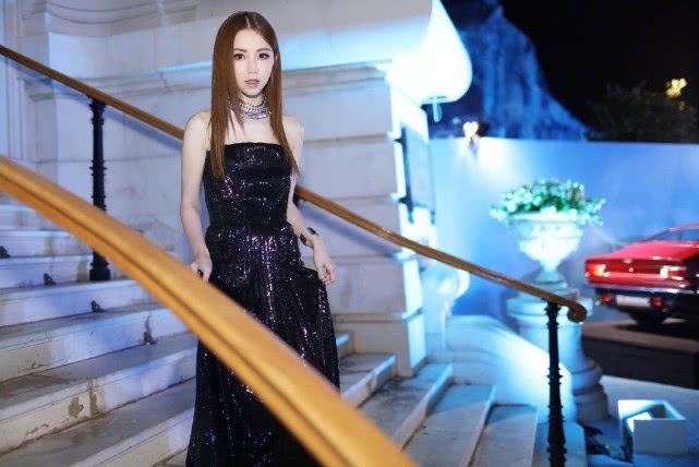 邓紫棋穿抹胸裙现身晚宴,状态好到不真实,艳压同框的外国美女