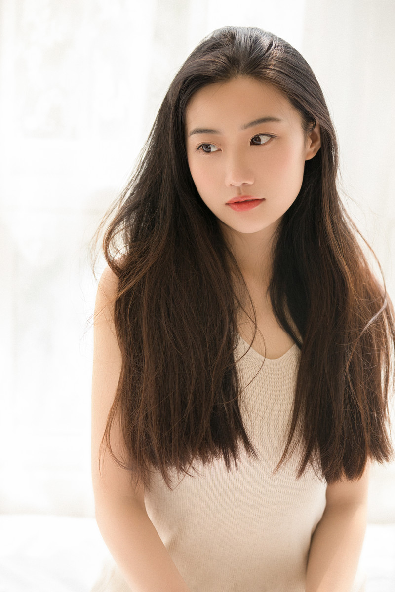 长发性感美女气质写真图片