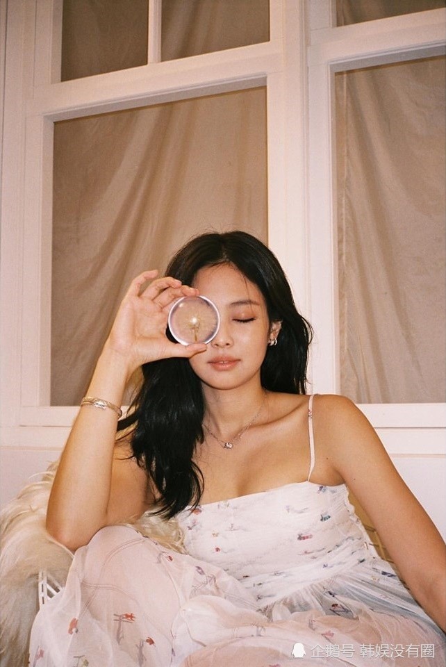BlackPink 珍妮惊人的美貌近况,一身白衣很清纯