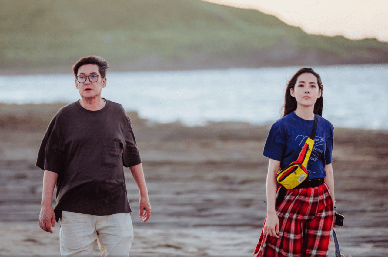 向太补发儿子婚礼照，三位白衣男子相似度太高，郭爸嫁女惹人心疼