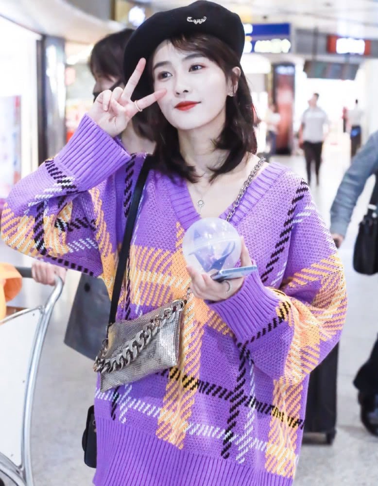 白鹿穿紫色针织套装裙戴贝雷帽,甜美动人