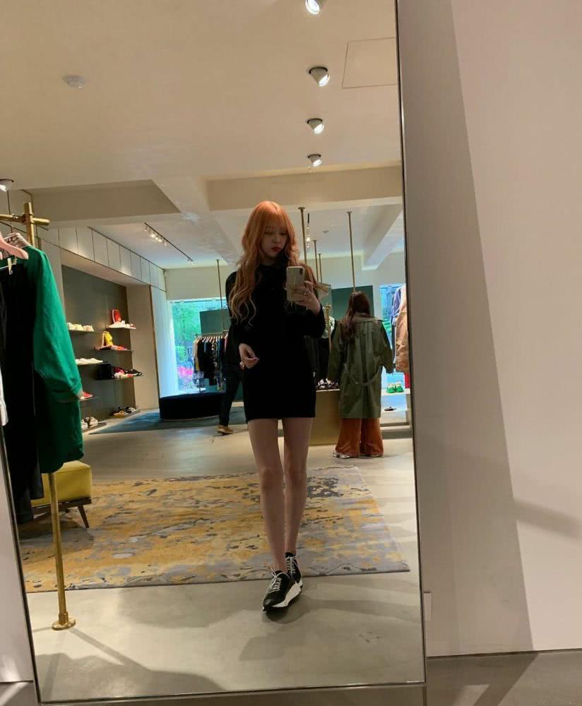 崔雪莉浪漫穿搭精致优雅，发型发色潮力四射