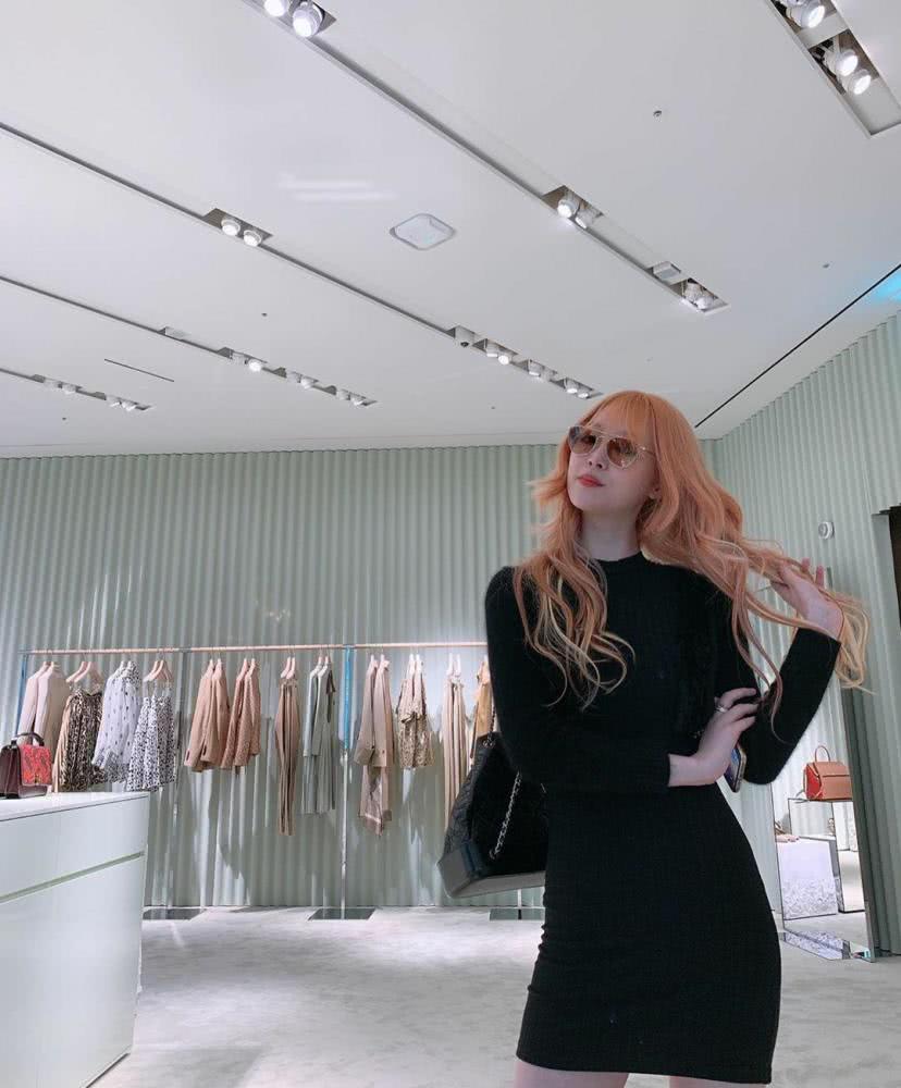 崔雪莉浪漫穿搭精致优雅，发型发色潮力四射