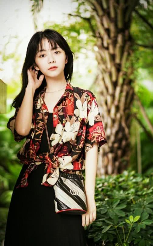 谭松韵穿黑色连衣裙搭印花衬衫,尽显女神气质