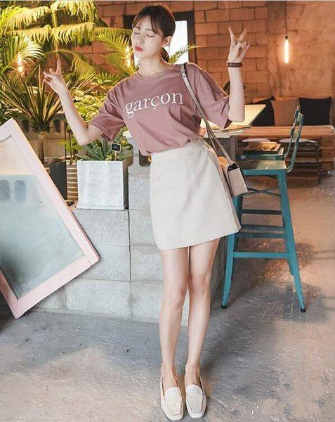 粉色短袖配什么裤子 这样穿也太甜了吧