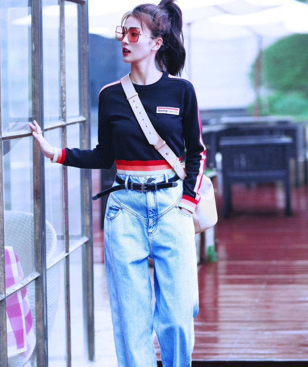 白鹿剧外甜美可爱，俏皮活泼，穿着还个性十足