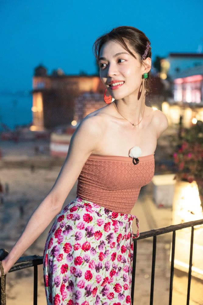 钟楚曦168挑战深V开叉裙，这身材不是一般的好