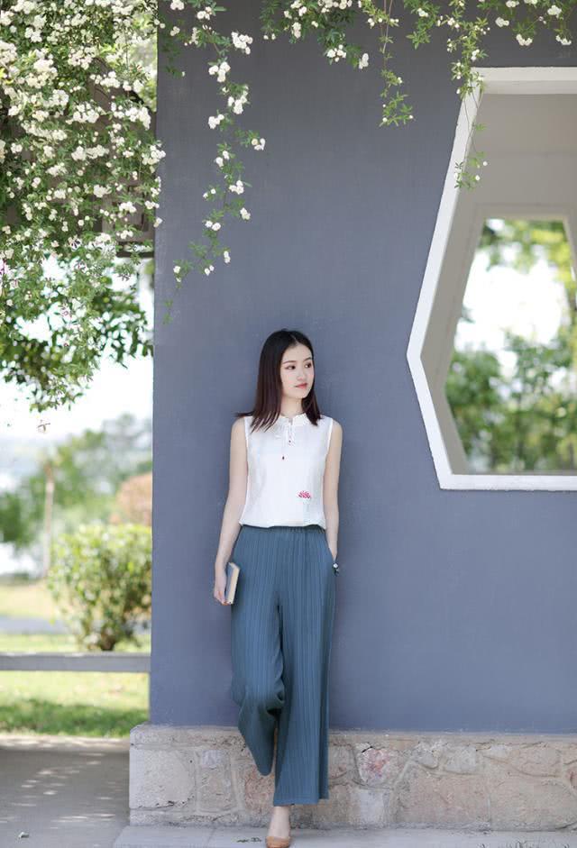 2019年秋天“阔腿裤”继续流行，搭配中式上衣优雅又知性