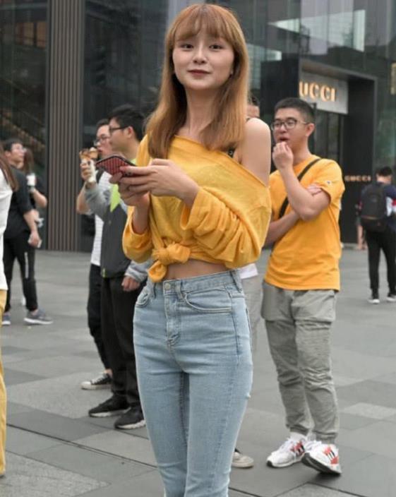 街拍：一条黑色短袖配黑色短裙，穿出时尚优雅女人味