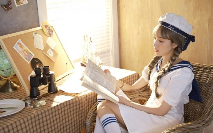 大眼可爱萌妹子双马尾水手服写真图片