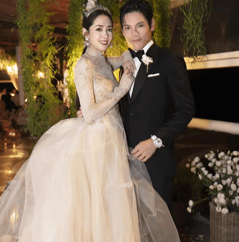 向太补发儿子婚礼照,三位白衣男子相似度太高,郭爸嫁女惹人心疼