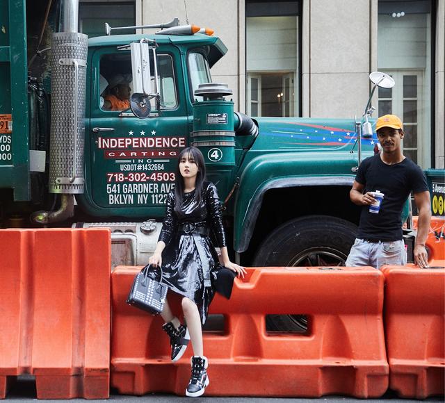 宋祖儿黑色亮片裙配短靴，梳齐刘海又飒又美