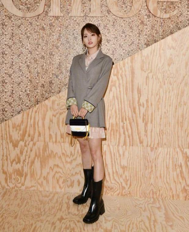 张嘉倪西装外套丝绒裙好吸睛,小女人模样太迷人