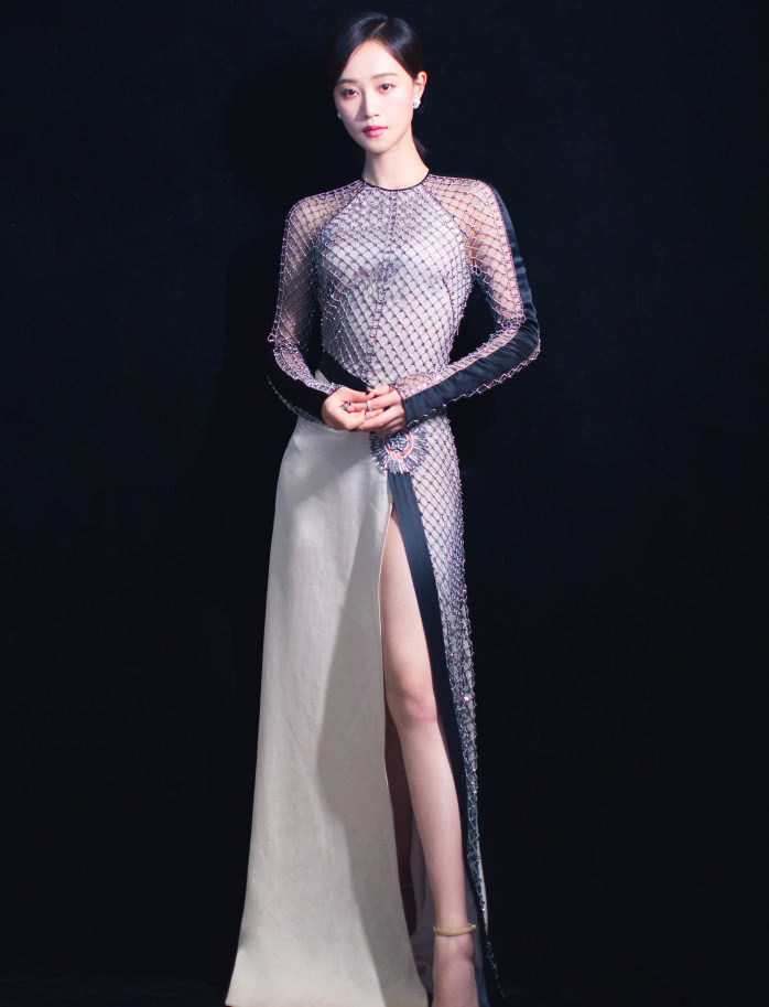 蓝盈莹机场街拍裤子和束腰拼接来穿,意外显腿长5cm