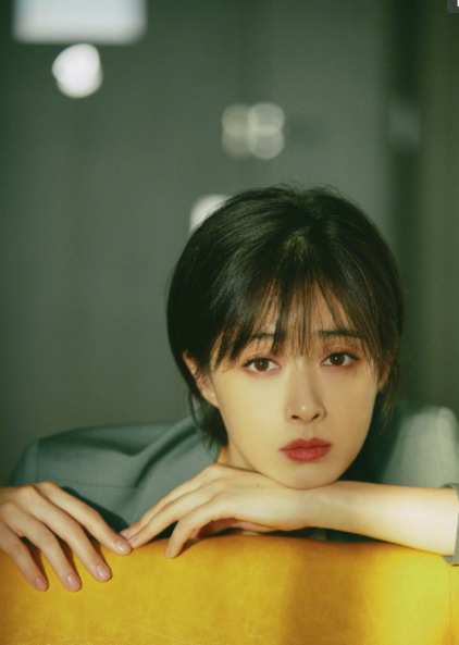 法式空气刘海要“失宠”？黄圣依露额头更少女，美回16岁