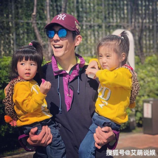 修杰楷为女儿咘咘波妞炖乌鸡汤,趁贾静雯不在,一家三口享受美味