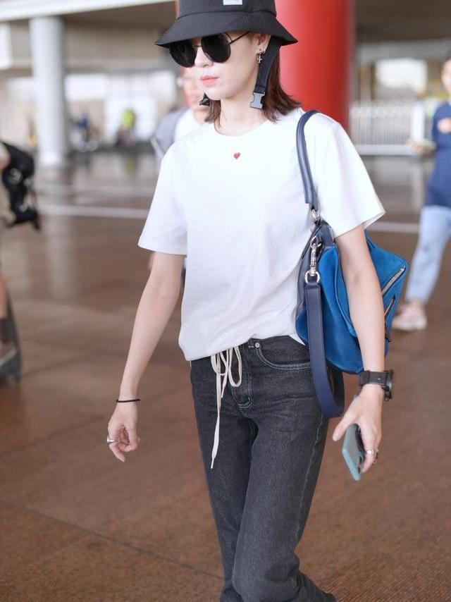 柳岩最新造型换画风，从省布料的熟女到扮嫩学生妹，但她真不适合