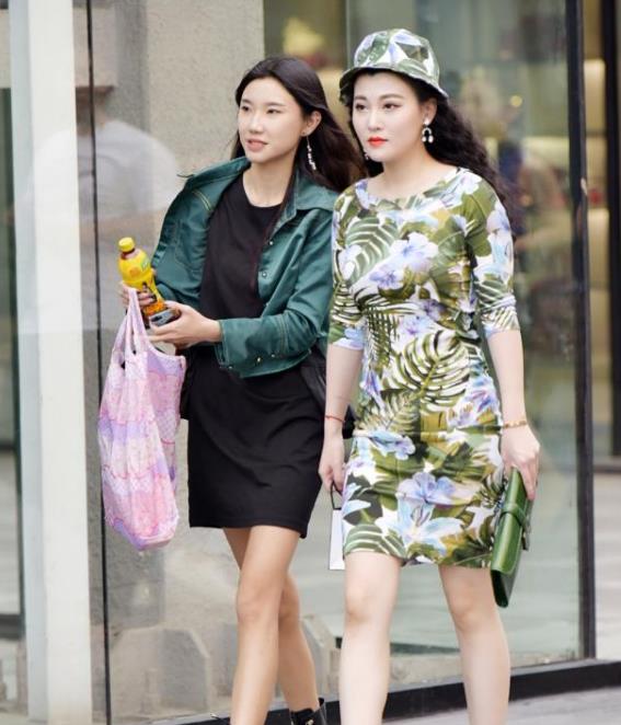 亭亭玉立的小姐姐，一件米色上衣配白色休闲裤，女人味十足